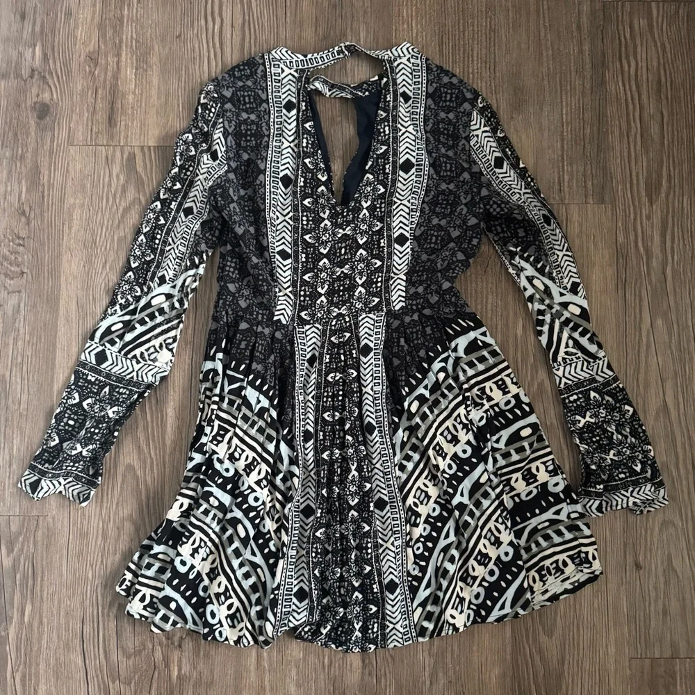 Free People Mini Dress Black Tegan Border Print Rayon Swing Dress Boho size 4 - Picture 8 of 9
